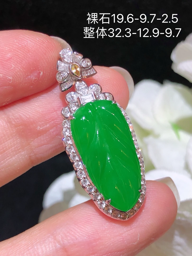 天然缅料A货，阳绿树叶吊坠，18K金镶钻豪华满色满绿精致