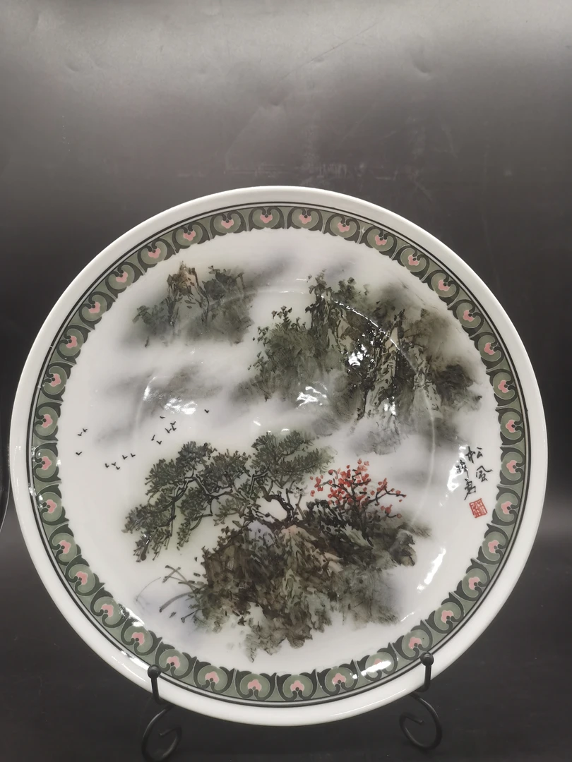 釉下五彩手绘山水赏盘，直径34.5厘米