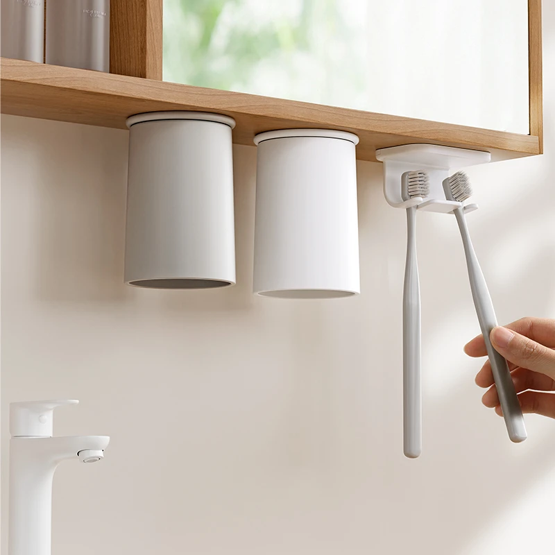 磁吸倒挂漱口杯免打孔镜柜收纳简约洗漱杯情侣杯牙刷架家用漱口杯