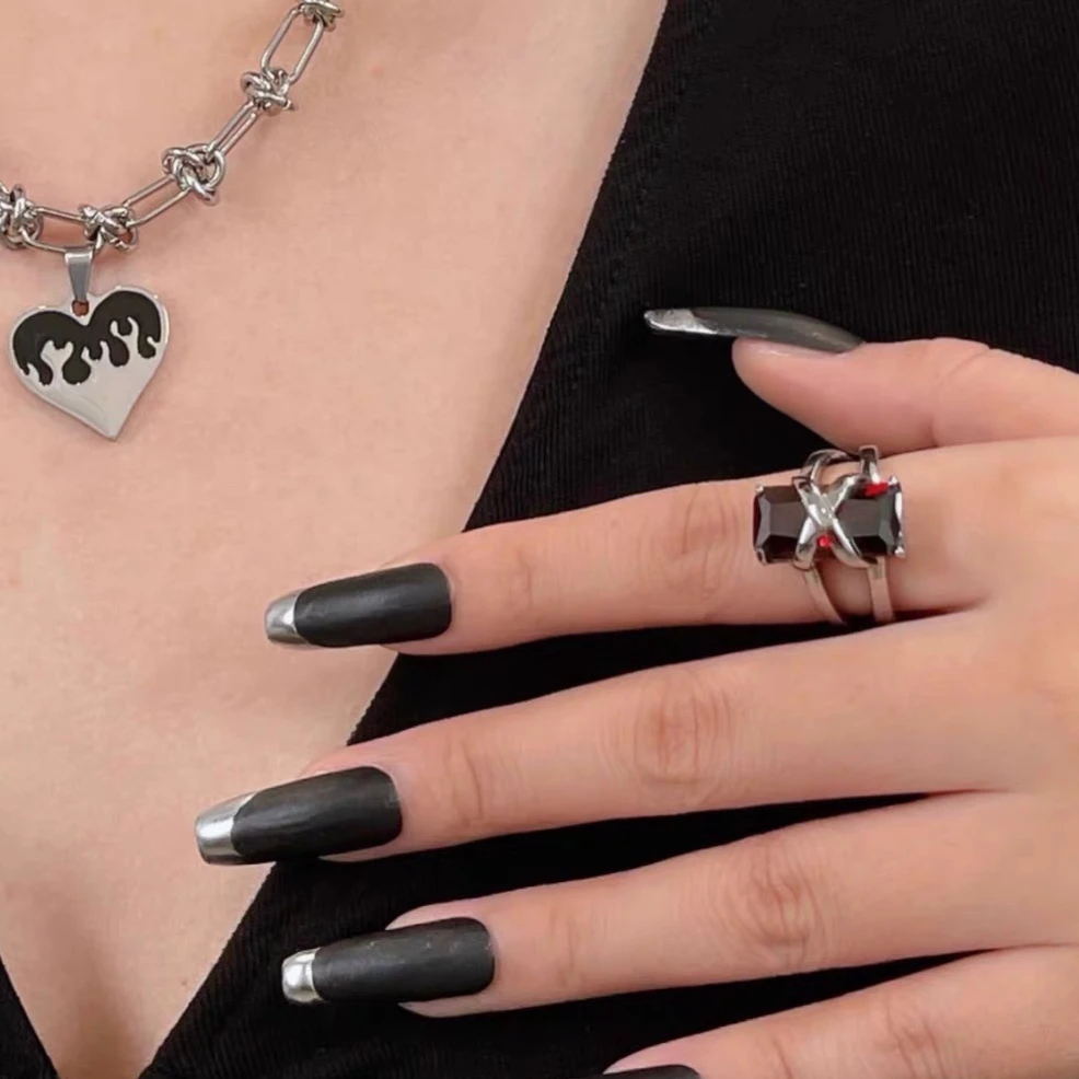 钛钢锆石戒指 04105大淇原创秋冬新款安哥拉红正方石交叉个性戒指