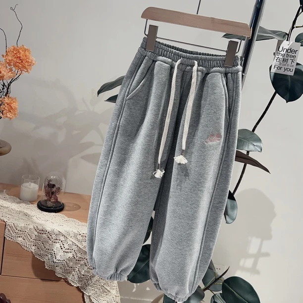 W童品，2024年冬款新款韩版加绒卫裤灰色贴标洋气时尚百搭827