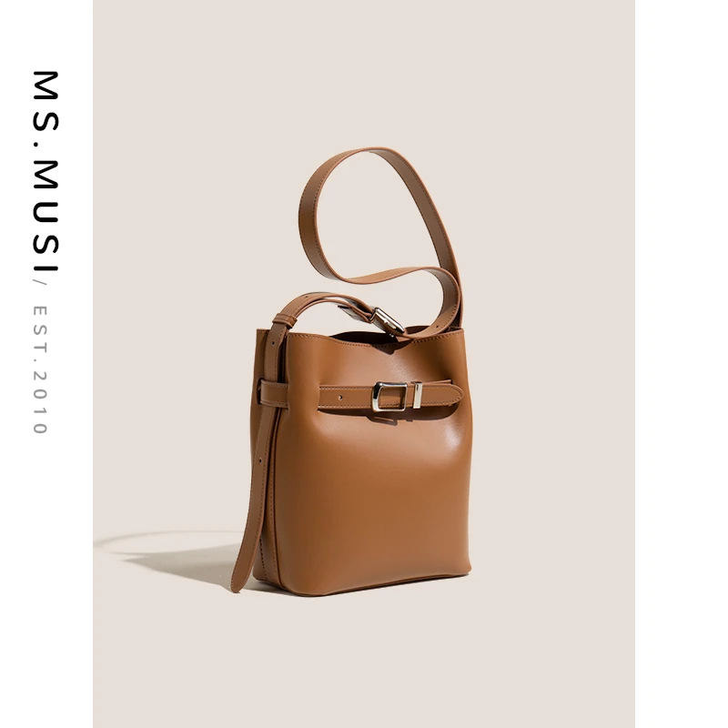ms.musi2023年秋冬新款抽绳皮带水桶包棕色简约大容量通勤单肩包