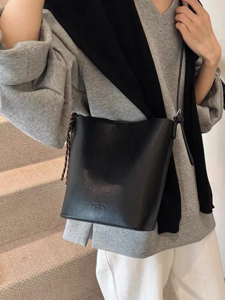 气质百搭经典水桶包7544