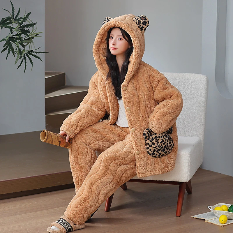 冬天珊瑚绒加厚加绒三层夹棉睡衣女2025新款高颜值连帽家居服套装