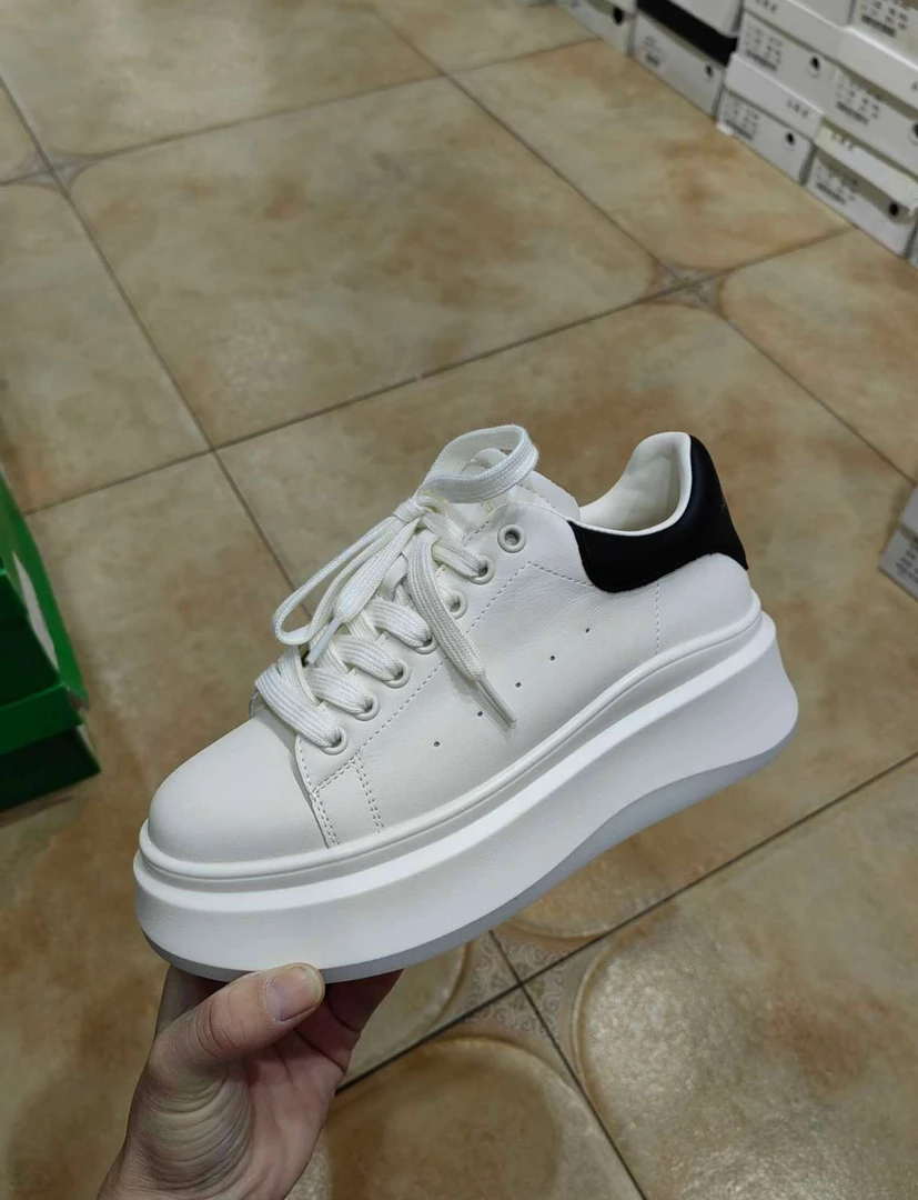 百搭舒适松糕厚底小白鞋，