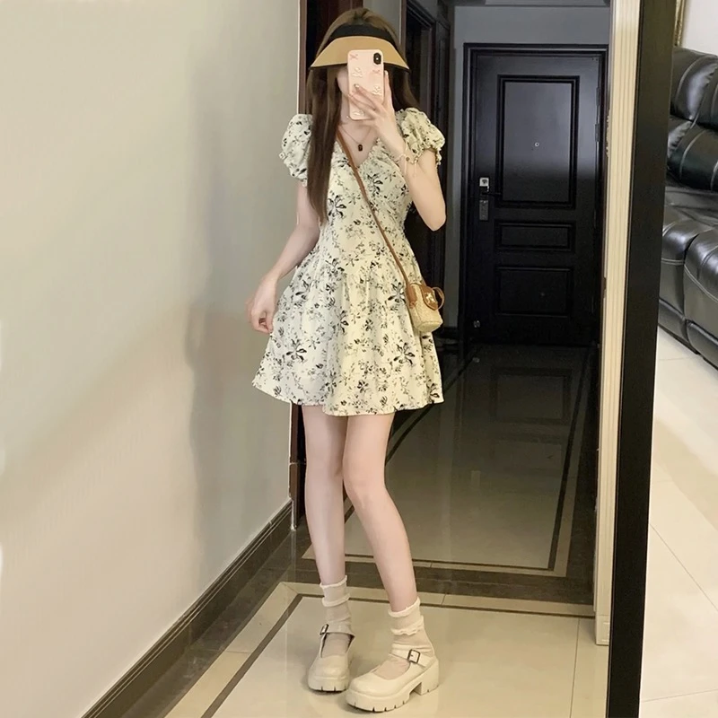 小个子日常穿搭A字短裙夏季小黑裙V领气质收腰显瘦黑色碎花连衣裙