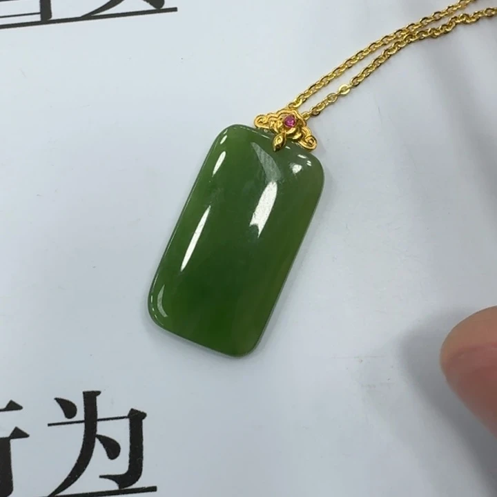 和田玉颈饰18K金镶嵌碧玉无事牌万