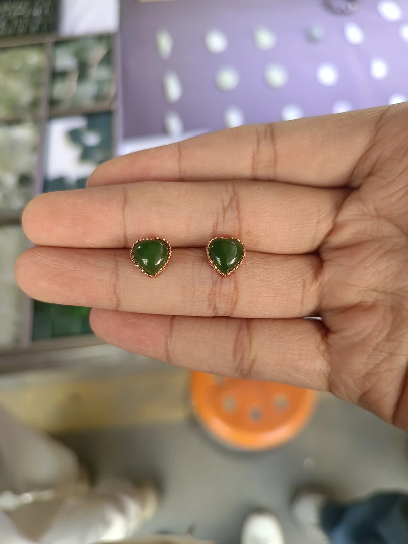 和田玉s925菠菜绿爱心耳钉 文①