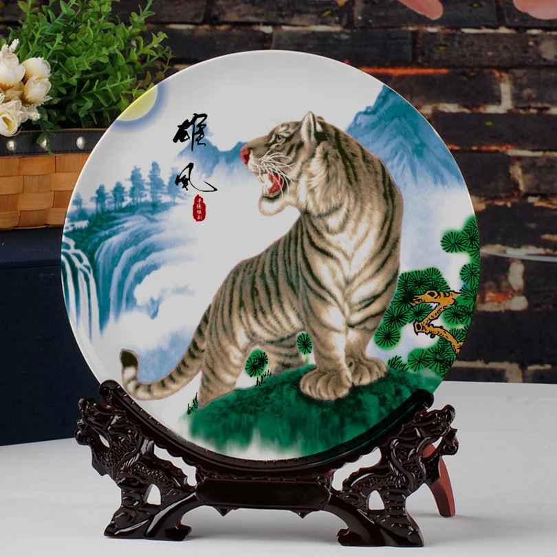 景德镇上山虎摆件挂盘装饰下山虎玄关客厅书房艺术瓷器御影摆盘子