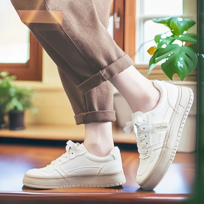 人本秋季新款小白鞋低帮厚底板鞋软底皮面休闲鞋防滑ins女鞋百搭