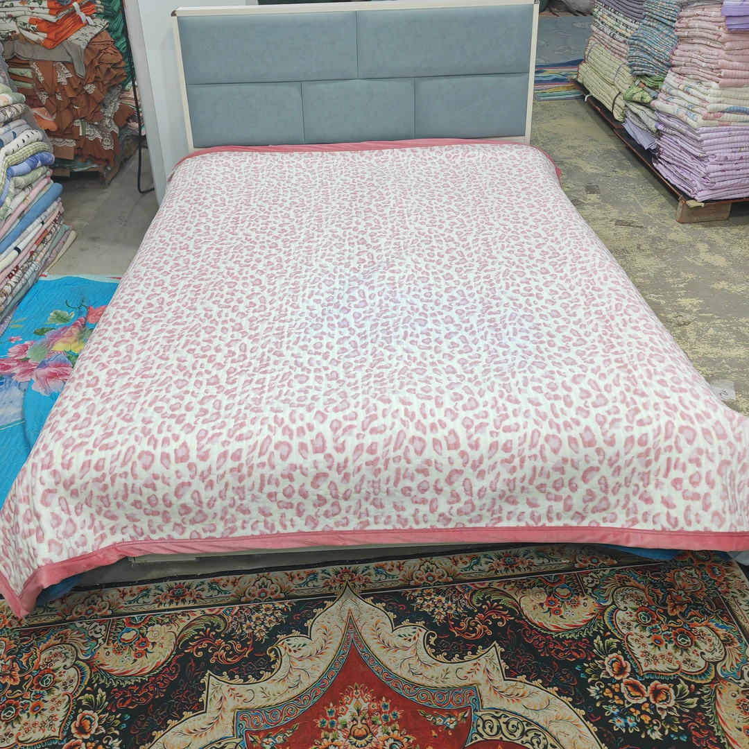 牛奶绒床盖《粉色豹纹》2米*2.3米