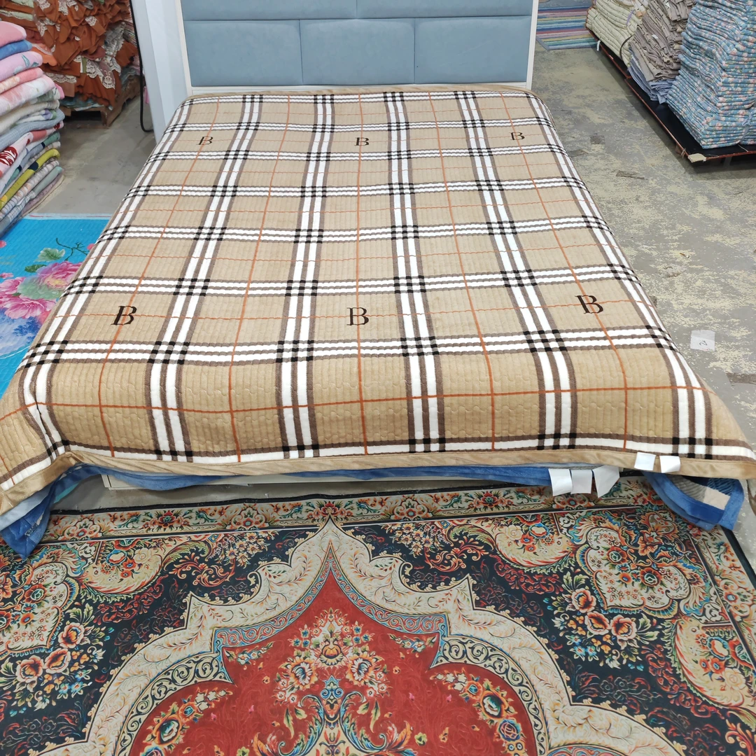 牛奶绒床盖《咖色字母大格》2米*2.3米