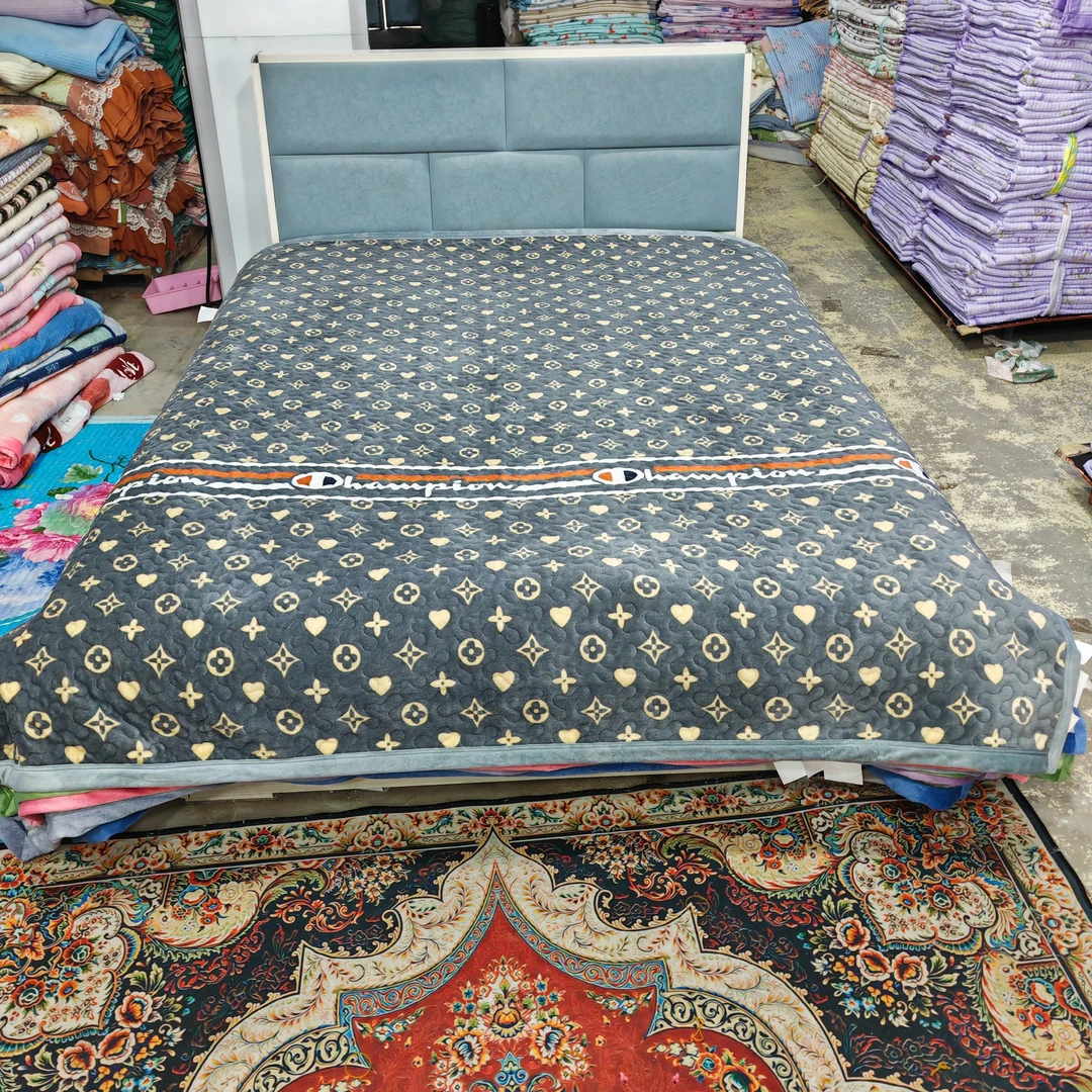 牛奶绒床盖《轻奢四叶草》2米*2.3米