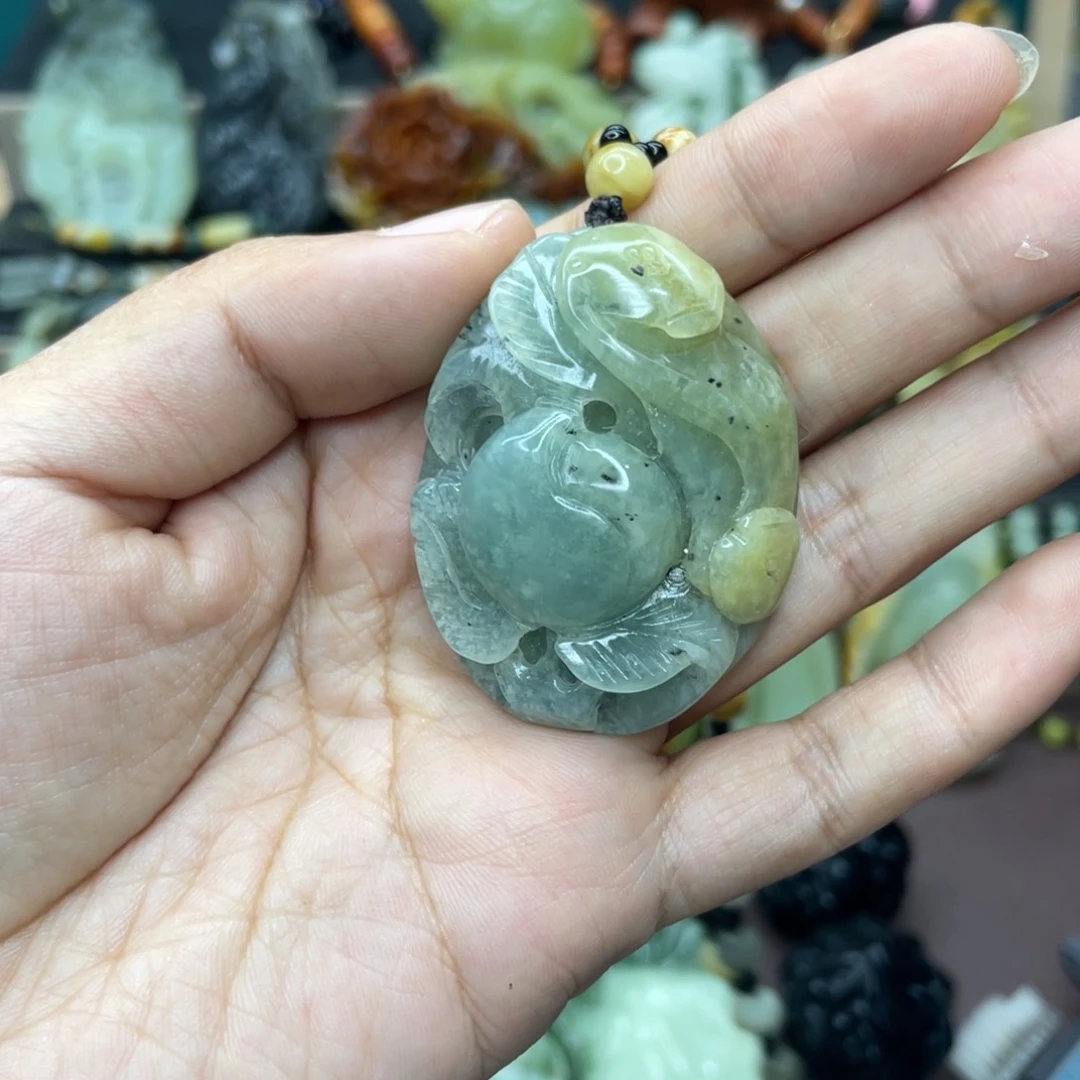 蛇纹石玉颈饰未镶嵌