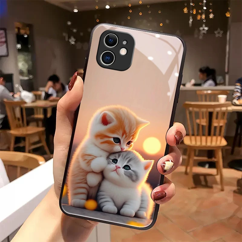 依偎小猫适用于苹果15手机壳15pro玻璃14可爱13新款11创意x硬壳xs