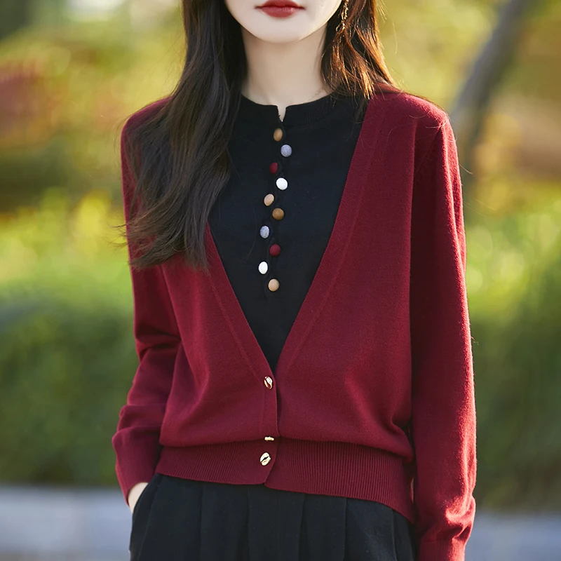 彩扣撞色门襟精纺羊毛混纺女轻奢软糯假两件毛衣宽松圆领套头针织