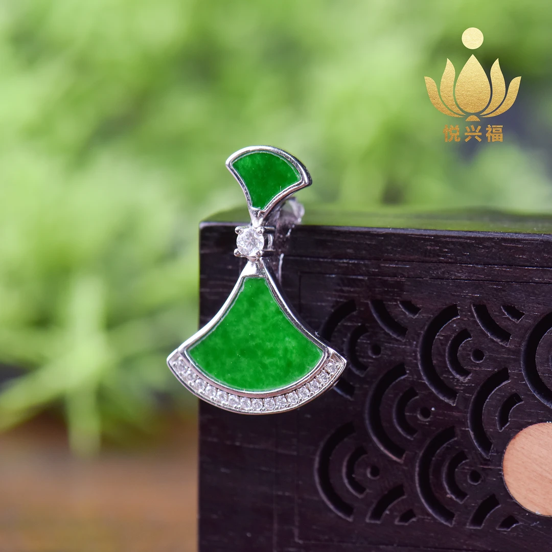缅甸A货翡翠S925银时尚百搭阳绿扇形小裙子吊坠多样性发不赠链
