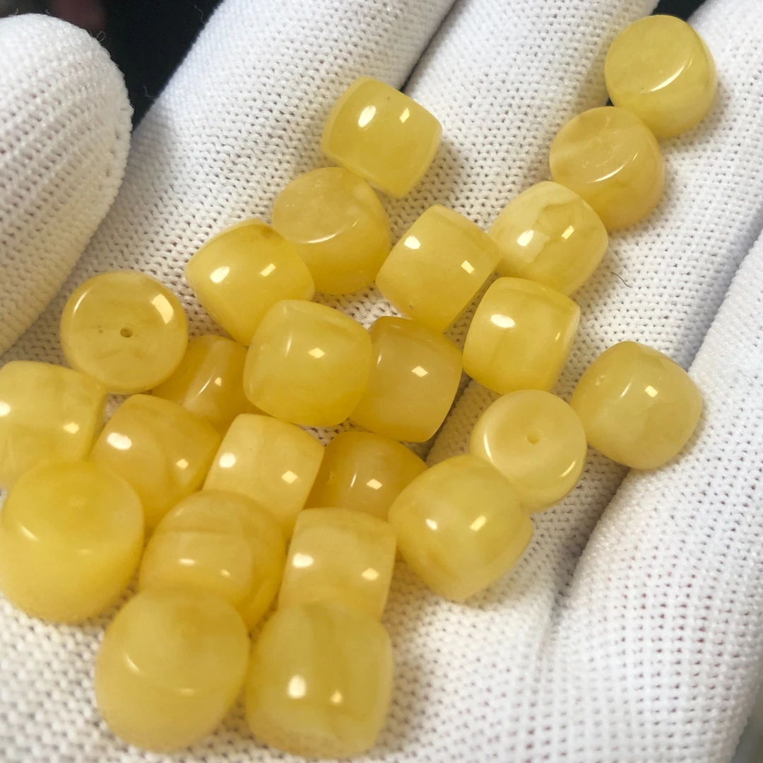 蜜蜡直切，鸡油黄，尺寸10.5×8.5左右，多样性发货发其中一个