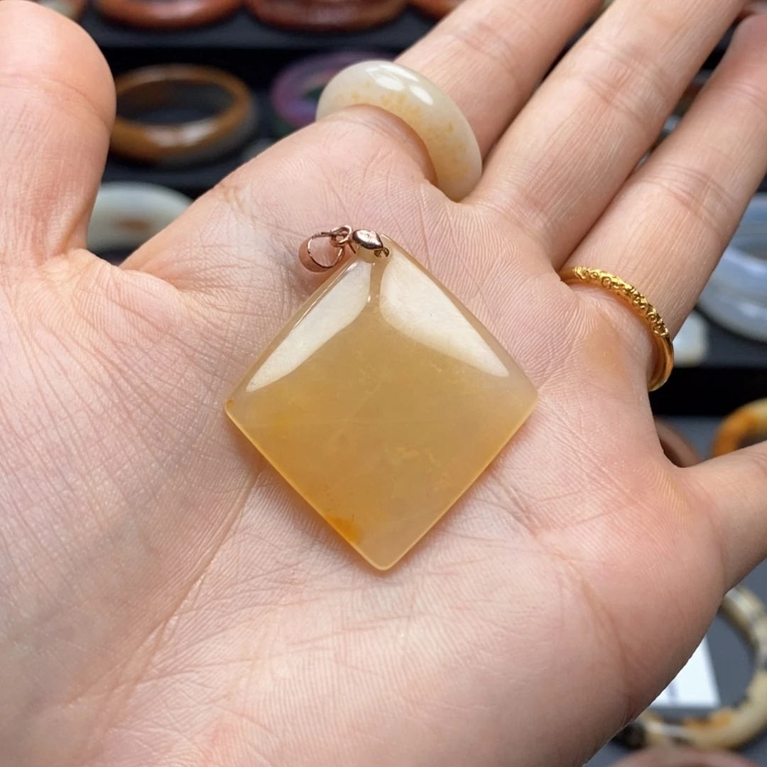 石英质玉（黄龙玉）吊坠微瑕未镶嵌