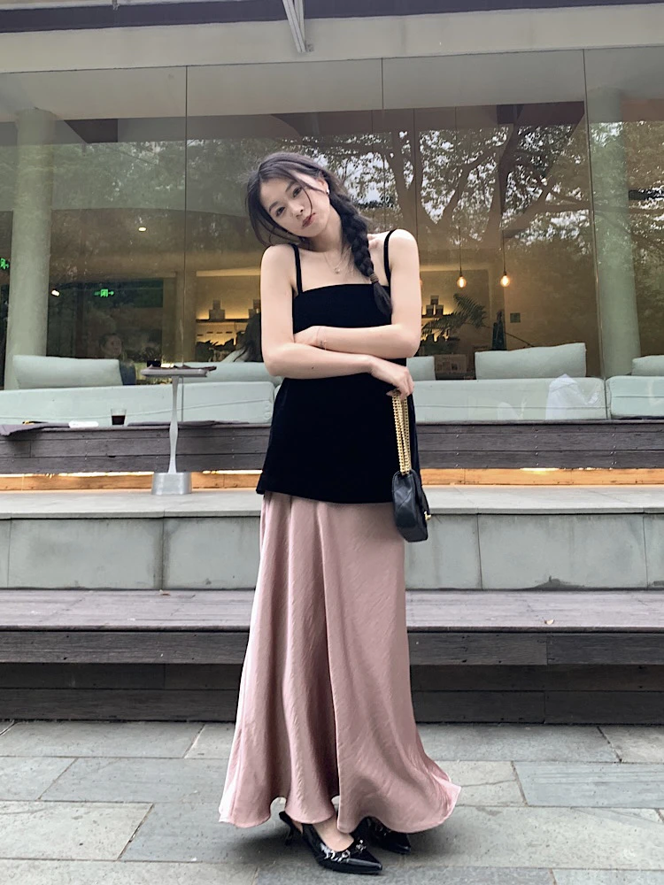 黑色丝绒吊带连衣裙上衣2024夏季新款女+粉色缎面松紧腰半身裙