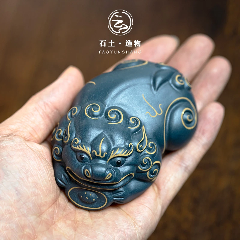 精品宜兴紫砂墨绿泥描金元宝招财貔貅茶宠摆件手工可养茶玩茶摆件