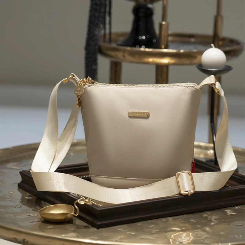 超轻尼龙包包女式2024新款小众通勤百搭单肩斜挎包休闲轻便水桶包