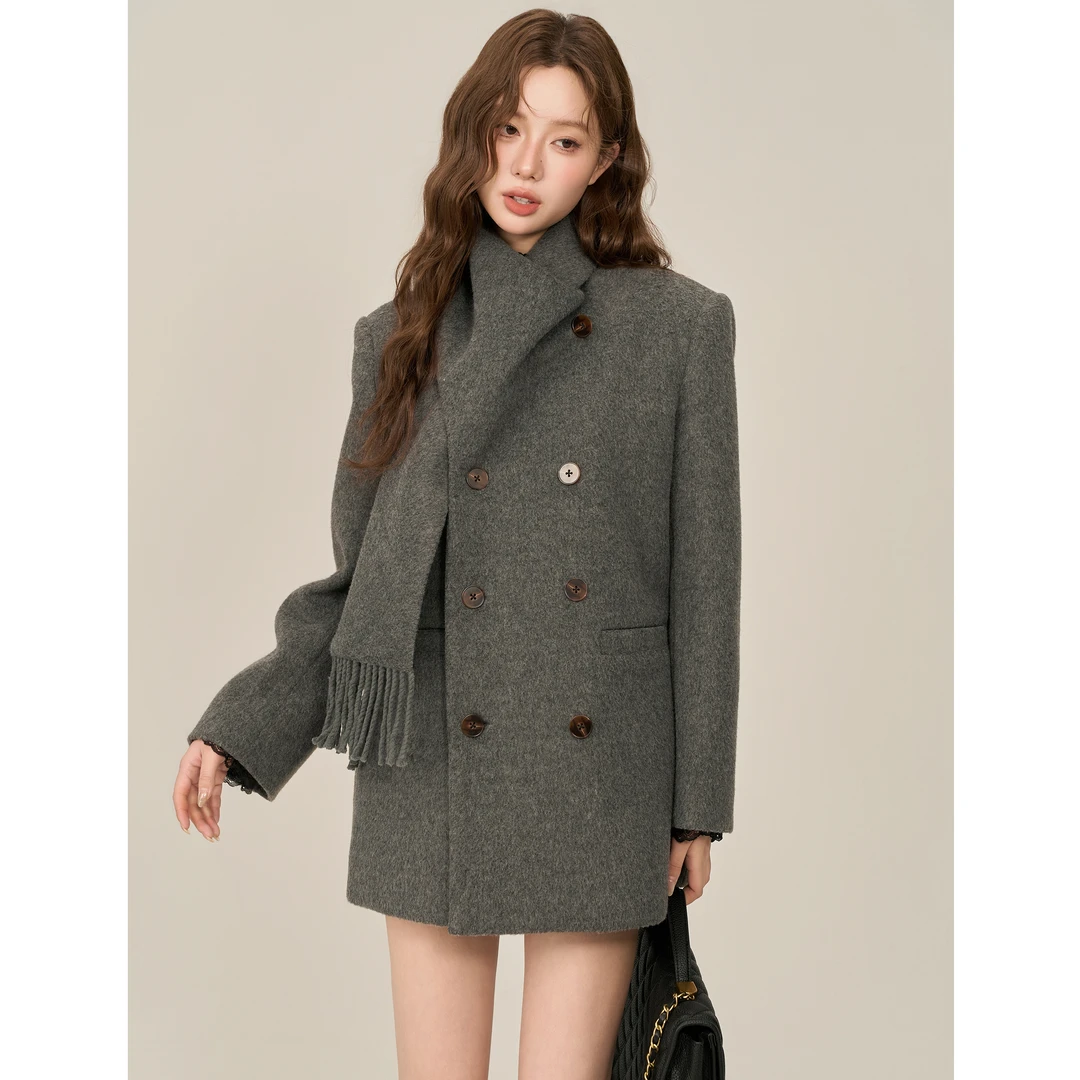 【小野莓】韩版气质设计感围巾领双排扣中长款毛呢外套大衣BK86747