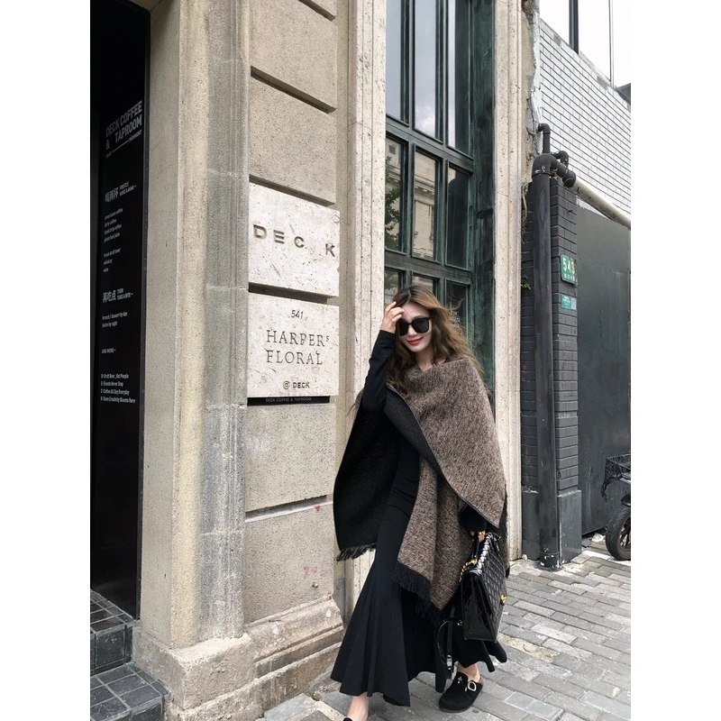 小君君布兰妮 慵懒氛围感 时髦咖色斗篷披肩外套女秋新款JW0383