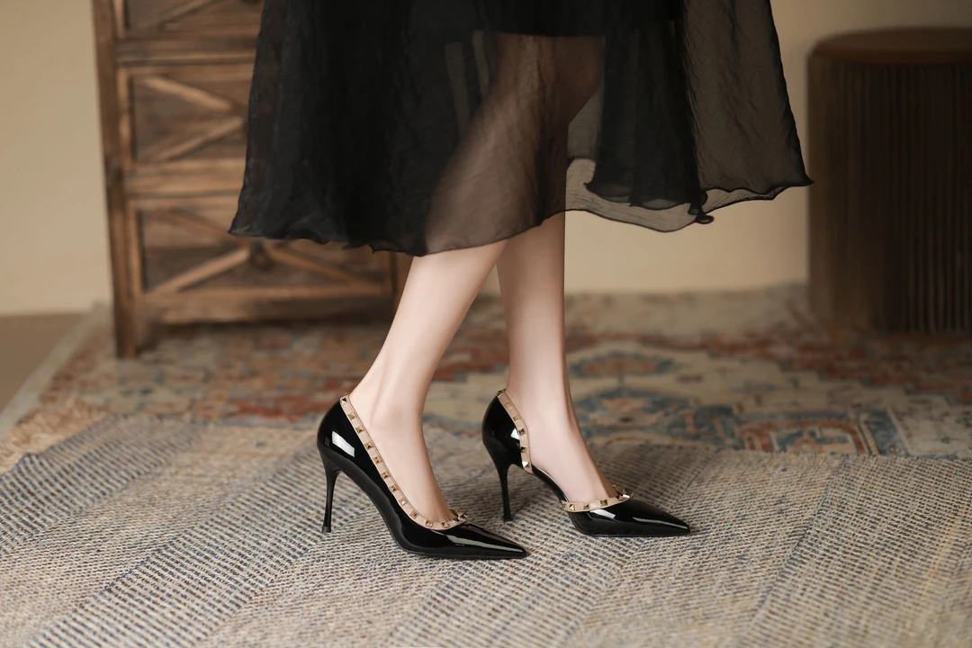 铆钉侧空浅口高跟鞋2024新款女网红性感百搭尖头漆皮单鞋细跟法式