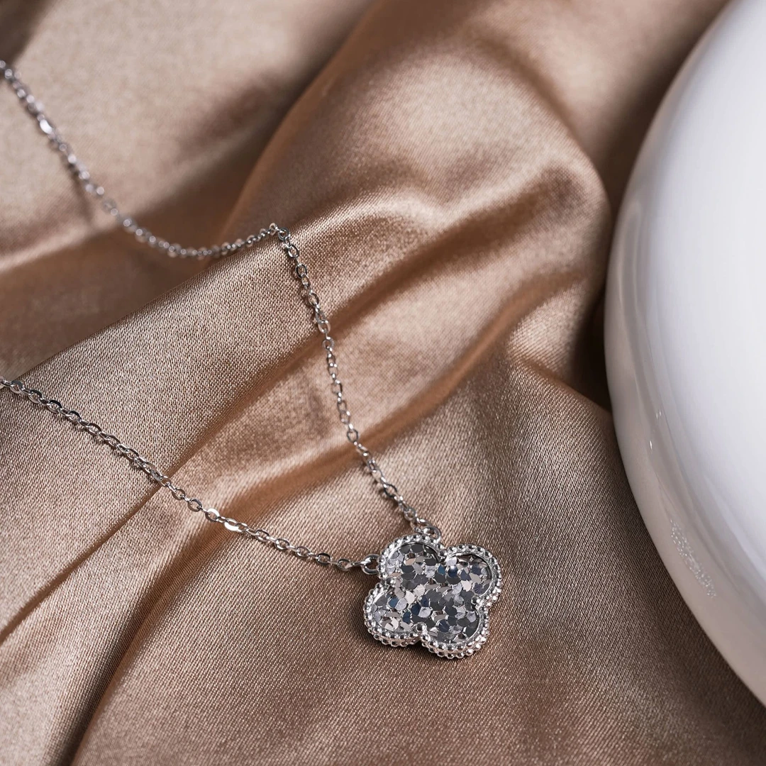 坠链均925银 秋冬新款碎碎冰四叶草项链镭射爆闪锁骨链经典气质