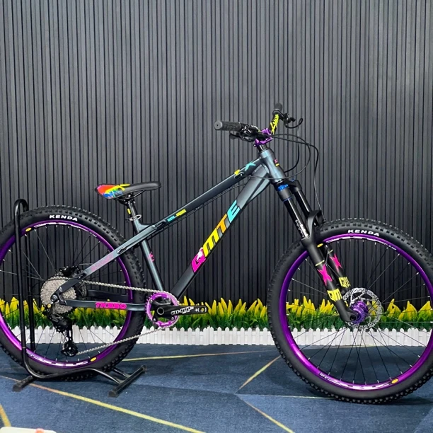 旗美特550高强度AM硬尾桶轴山地车气压前叉120响初中生自行车山地