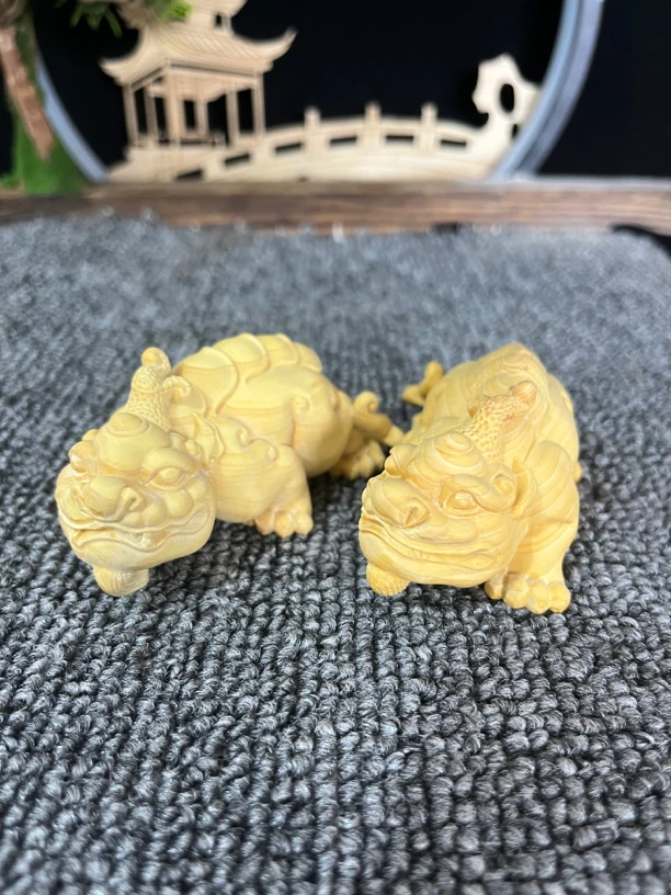 黄杨木公母貔貅手把件一对木雕工艺品