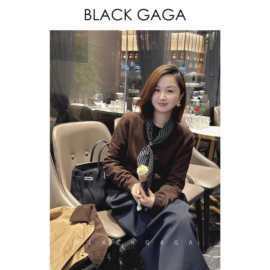 BLACK GAGA【雅丹】拉达毛衣 100绵羊毛 圆领单排包扣毛衣 G2408M01