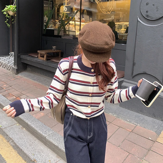 英伦风软糯条纹针织开衫秋冬上装女设计感时尚1109新款条纹毛衣