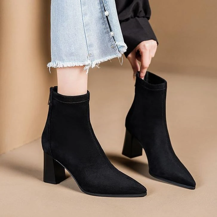 绒面黑色粗跟高跟短靴2023年秋冬新款单靴马丁靴尖头时尚显瘦短筒