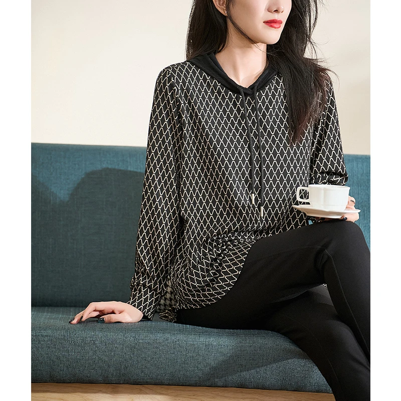 迪欧芙2024冬季新款减龄显瘦菱格黑色款长袖女连帽卫衣#DSY17731