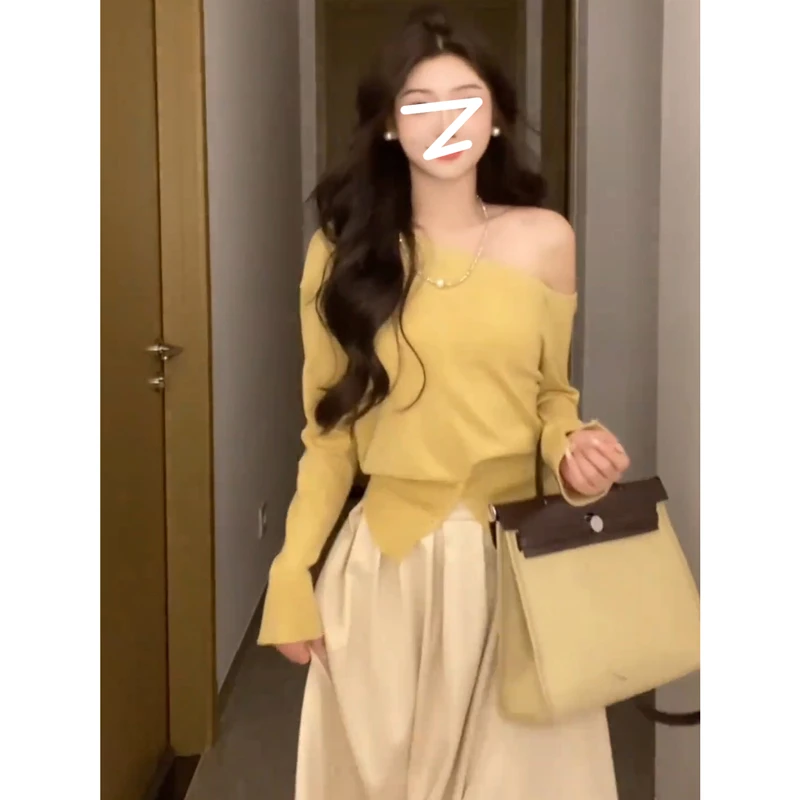 韩系纽扣开叉纯欲斜肩长袖针织衫女秋季慵懒宽松软糯毛衣露肩上衣