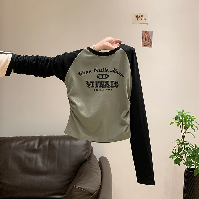 复古字母印花褶皱收腰显瘦上衣女春季高级感打底衫撞色插肩袖T恤