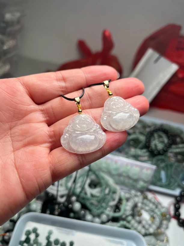 天然缅甸翡翠A货白冰佛，比一元硬币大点项坠