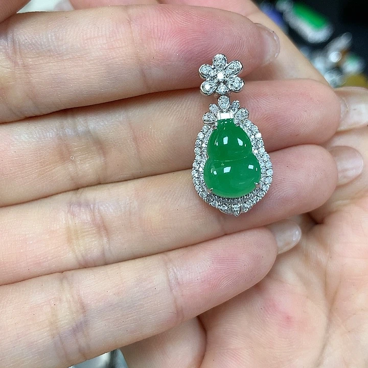 翡翠颈饰18K金镶嵌绿葫芦