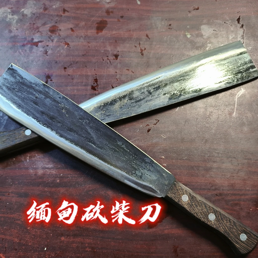 老铁匠锻打户外砍柴刀农用工具