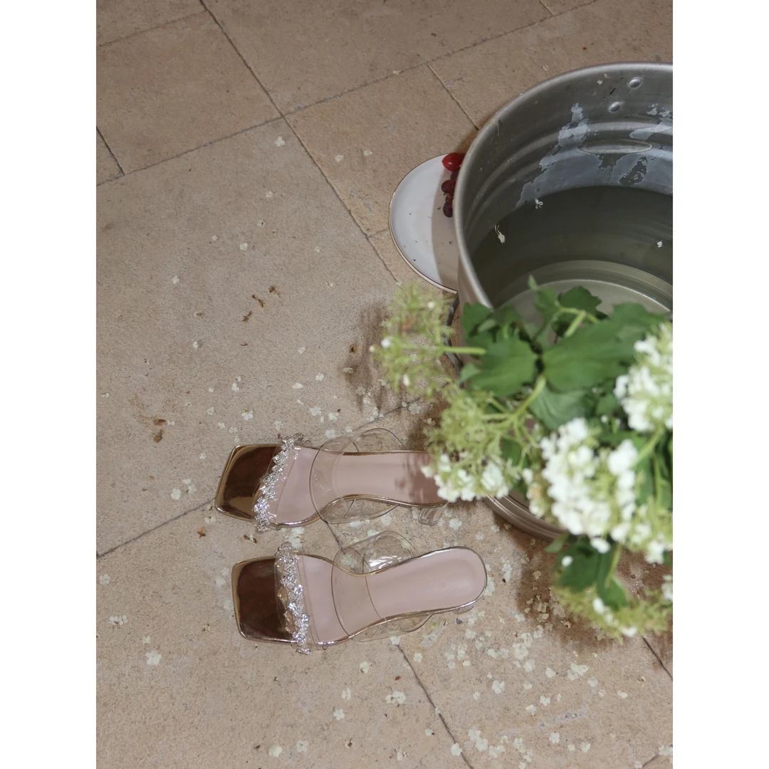 夏季方头温柔闪钻露趾高跟凉鞋百搭仙女通勤度假凉拖女外穿清冷感