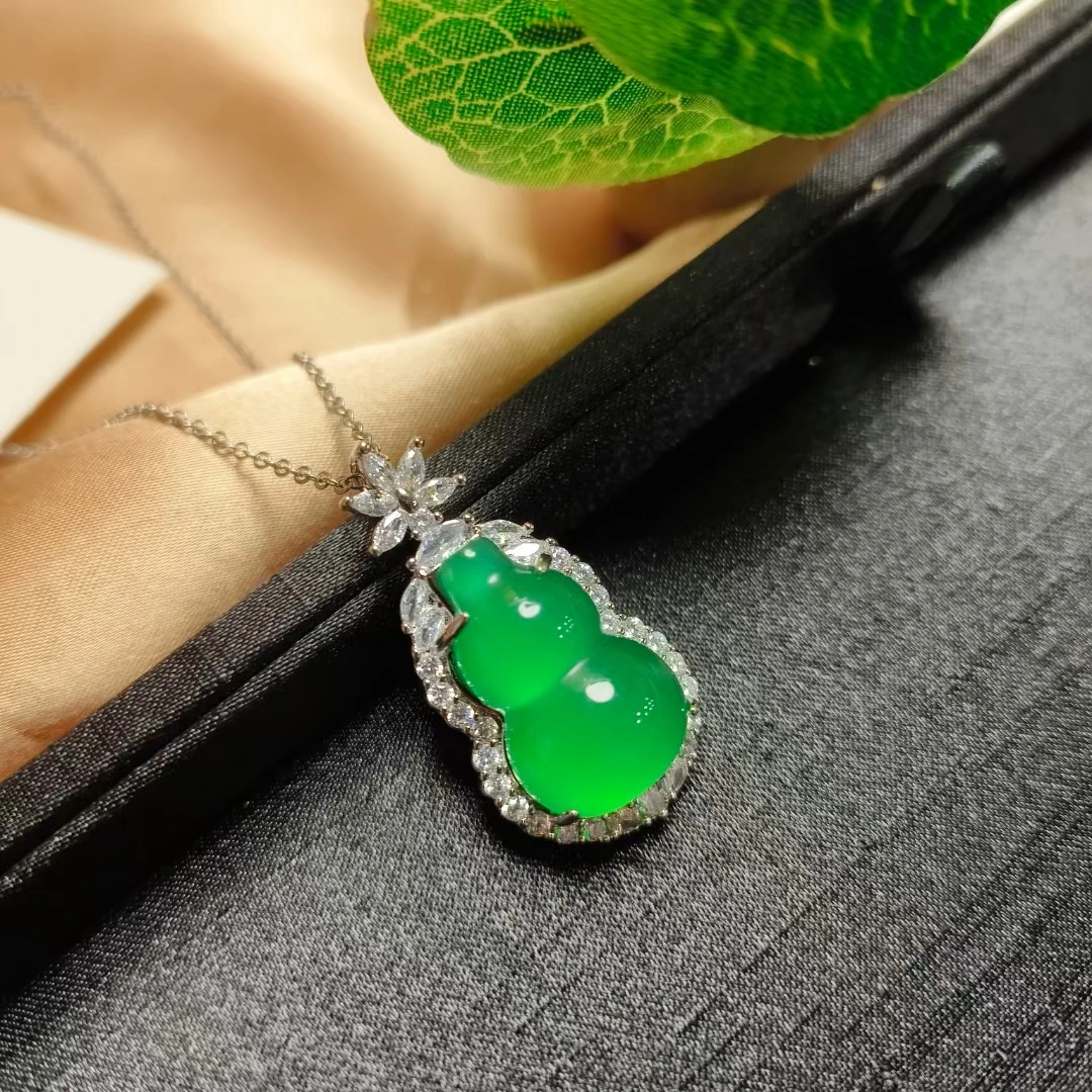 正品天然玉髓满绿色葫芦吊坠