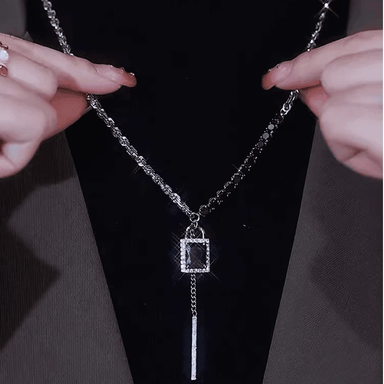铜合金项链  高级感黑色方块锁吊坠项链轻奢毛衣链饰品女配饰潮
