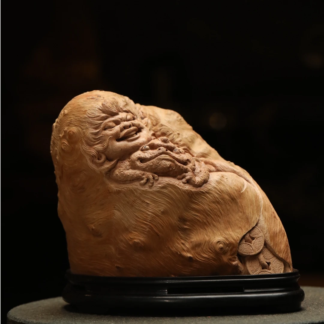 刘海丰颡宽颊笑眼弯弯裂嘴露齿俏皮可爱匠师刀法劲爽有力表情呆萌