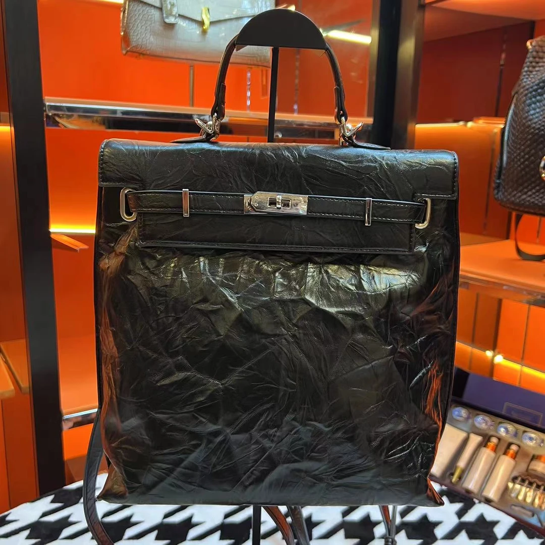 六哥专属2024黑色爆裂纹手拿包 aa