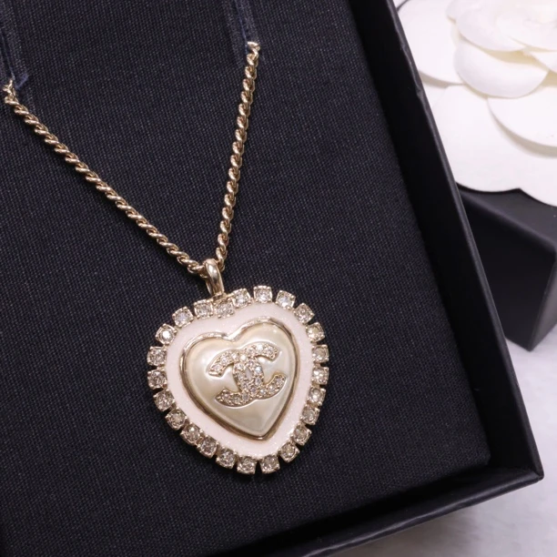 全新未使用 Chanel/香奈儿 24A满钻双c白色爱心项链 05905