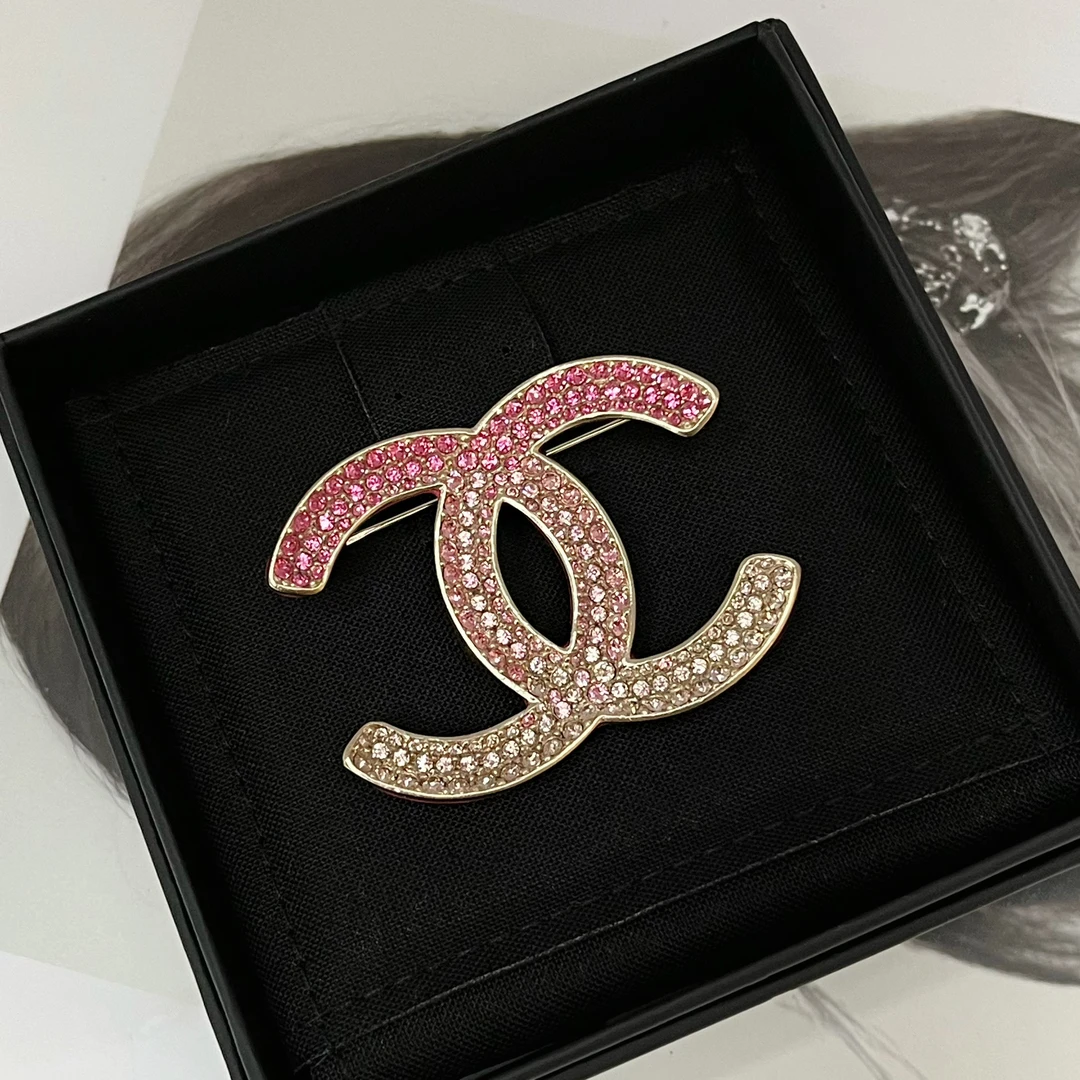 全新未使用 Chanel/香奈儿 粉色渐变满钻中号双C胸针05194