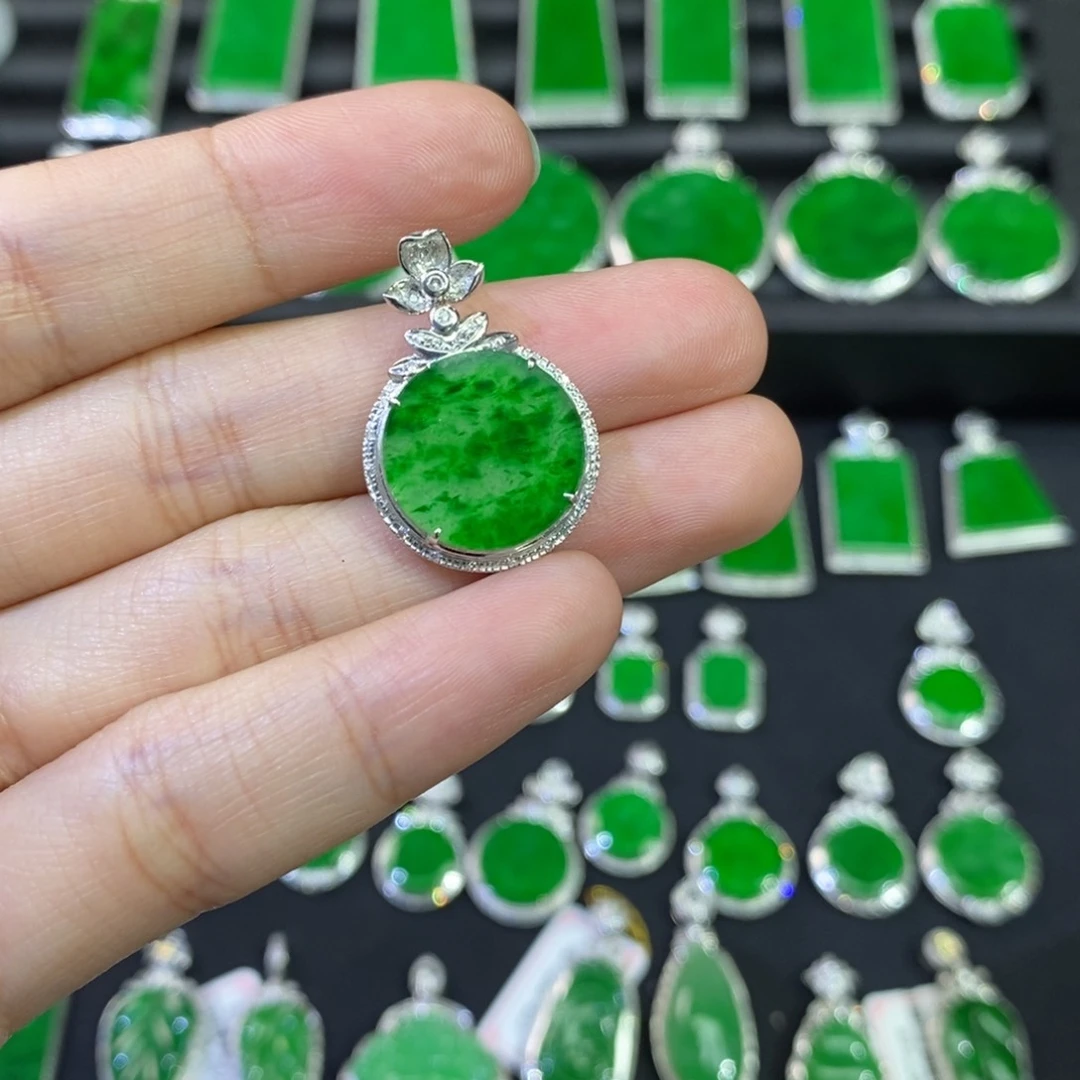 翡翠颈饰18K金镶嵌吊坠