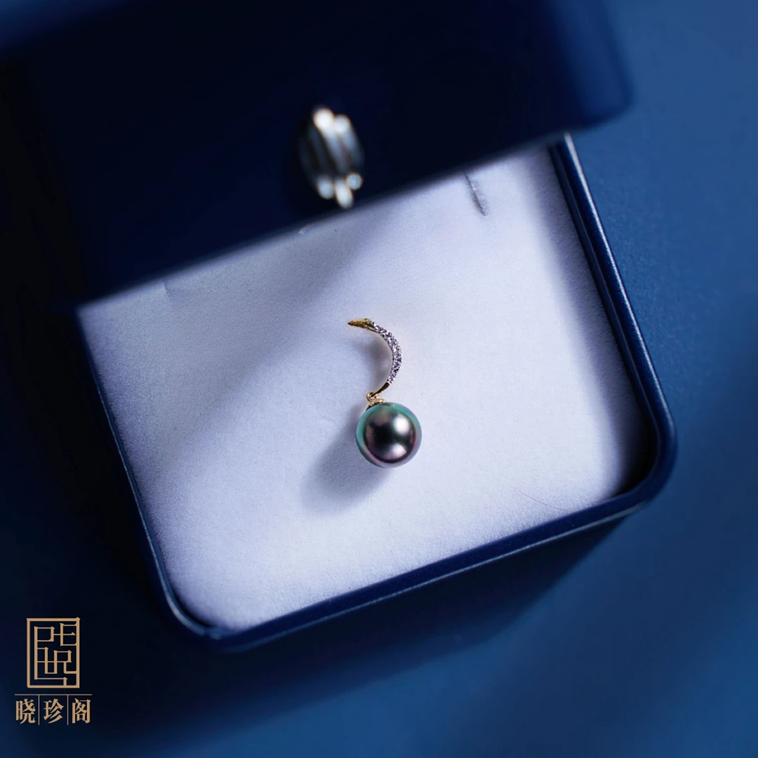 晓珍阁18K金钻石大溪地黑珠月牙吊坠9-10mm